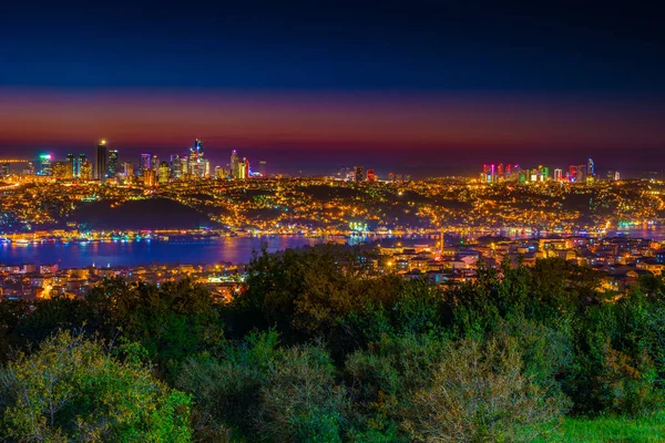 Istanbul Boğaziçi Köprüsü geceleri. Çamlıca Tepesi'nden gece görünümü. Istanbul, Türkiye. — Stok fotoğraf