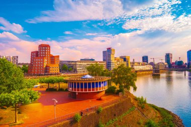Düsseldorf'ta geceleri Rhein Nehrinin renkli bahar gün batımı. Nordrhein-Westfalen, Almanya, Avrupa.