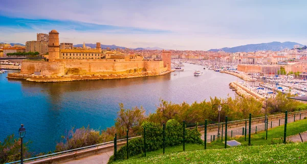 Panoramiczny widok z lotu ptaka Stary Port w Marsylii. Marsylia, Prowansja, Francja. Wakacje we Francji. — Zdjęcie stockowe