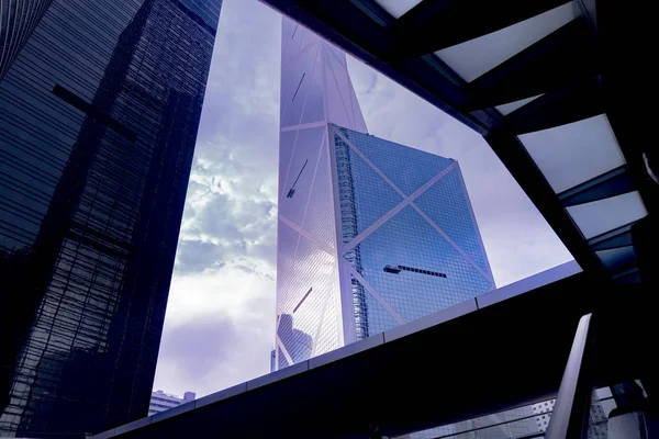 현대 비즈니스 사무실 건물, 대각선 관점의 푸른 유리창 — 스톡 사진