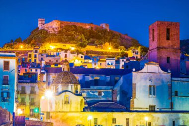 Renkli evleri ve kalede arka planda Bosa şehir, Sardunya, İtalya.