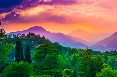 Kale duvarlarından Bergamo'nun panoramik manzarası