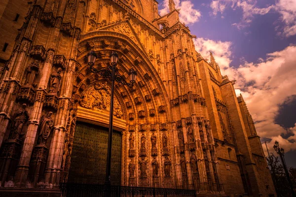 Portal i katedralen i Sevilla i Andalusien, Spanien — Stockfoto