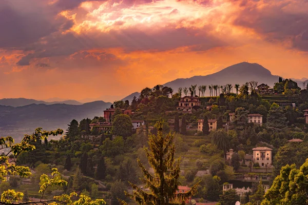 Vista panoramica di Bergamo dalle mura del castello — Foto Stock