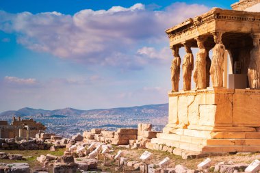Akropol Erechtheion tapınağında caryatids ile taş sundurma