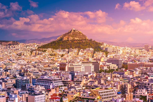 Panoráma města Athény a Lycabettus Hill, také známý jako Lykabettos Lycabettos nebo Lykavittos. — Stock fotografie