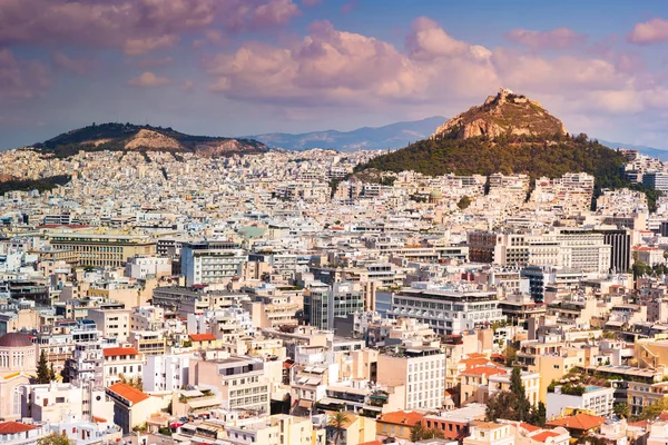 Panoráma města Athény a Lycabettus Hill, také známý jako Lykabettos Lycabettos nebo Lykavittos. — Stock fotografie