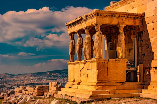 Porche de piedra con cariátidas en el templo de Erechtheion en la Acrópolis —  Fotos de Stock