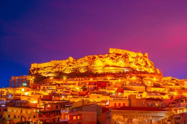 Castelsardo pitoresk ortaçağ şehir yüksek denizden Sardunya tünemiş..