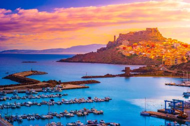 Teknelerin liman ve şehir Castelsardo, bir Sardunya, İtalya en güzel şehrin havadan görünümü.