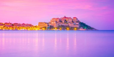 Tarihi binaları ve yat tekne Calvi liman gece.