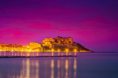 Tarihi binaları ve yat tekne Calvi liman gece.