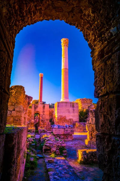 Colorido atardecer en Cartago. Baños de Antonius en Cartago Túnez — Foto de Stock