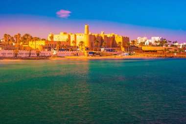 Bir Antik şehir ve Akdeniz üzerinde popüler turizm Tunus Monastir olduğunu.
