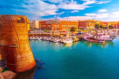 Landmark Fortezza Vecchia, Livorno, Toskana, İtalya'da bulunan bir kule ile eski bir kale görünümü.