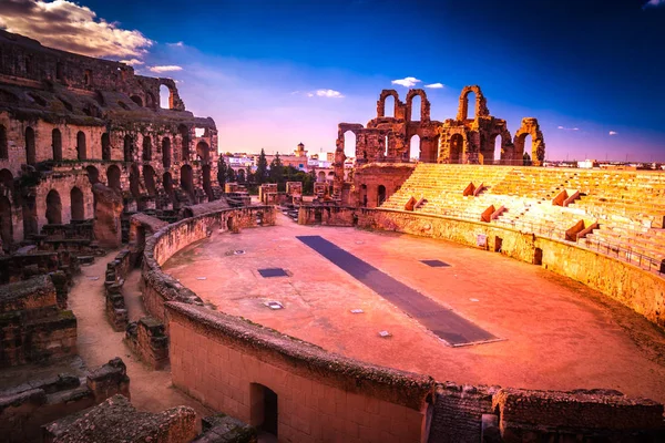 L'amphithéâtre romain de Thysdrus à El Djem ou El-Jem, une ville dans le gouvernorat de Mahdia en Tunisie . — Photo
