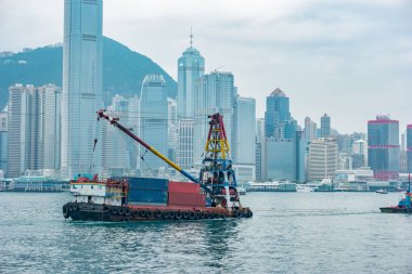 Konteyner gemisi ve bir küçük römorkör tekne - Hong Kong işlemlerinde demirleme