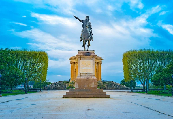 Vista del hermoso paseo peyrou con la estatua y el pabellón de Luis en Montpellier — Foto de Stock