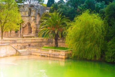 Nimes Fransa Jardin de la fontaine güzel çeşme