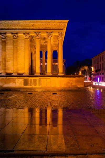 Maison Carree, templo de luces nocturnas, Nimes, Francia — Foto de Stock