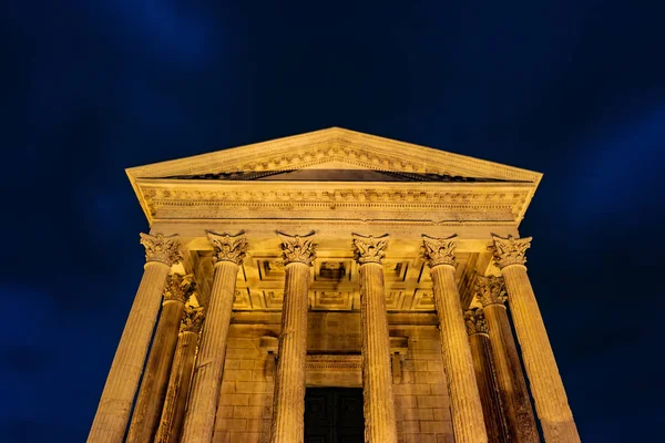 मॅझन कॅरी, रात्रीच्या दिवे मध्ये मंदिर, नेम्स, फ्रान्स — स्टॉक फोटो, इमेज