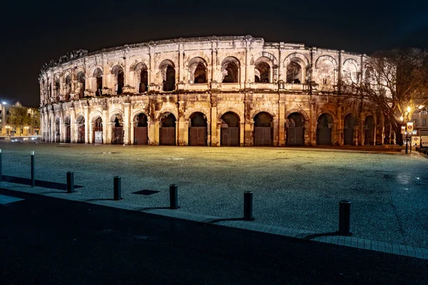 Panorama del anfiteatro romano iluminado en la ciudad francesa de Nimes — Foto de Stock