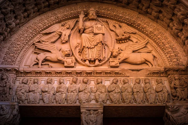 Portail ouest de la cathédrale Saint-Trophée d'Arles. Tympan montre le Christ avec les symboles des évangélistes. Site patrimonial national de France . — Photo