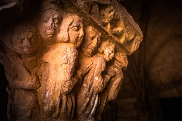 Capital románica en claustros Iglesia de la Catedral de Saint Trophime en Arles . — Foto de Stock