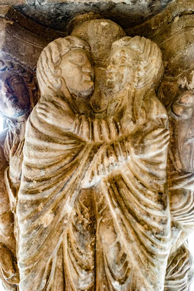 Romaanse hoofdstad in Cloisters kerk van Saint Trophime Cathedral in Arles. — Stockfoto