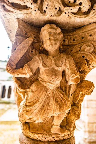 Capital románica en claustros Iglesia de la Catedral de Saint Trophime en Arles . —  Fotos de Stock