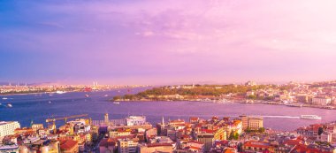 Haliç'teki Galata Köprüsü, Galata Kulesi'nden görüleceği gibi. Alacakaranlıkta, Türkiye, İstanbul.