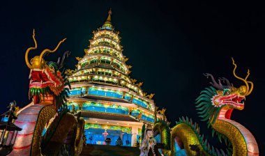 Güzel dragon heykel karanlık gökyüzü arka plan, Chiang Rai, Tayland Kuzey ile gece.