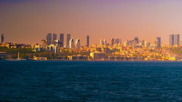 Palacio Dolmabahce contra paisaje urbano costero con edificios modernos en la ciudad de Estambul — Foto de Stock