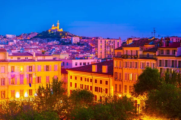 Marseille, Frankrijk. Panoramische stadsgezicht van Marseille met de kerk Notre-Dame de la Garde — Stockfoto