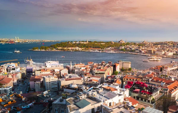 Haliç'teki Galata Köprüsü, Galata Kulesi'nden görüleceği gibi. Alacakaranlıkta, Türkiye, İstanbul.