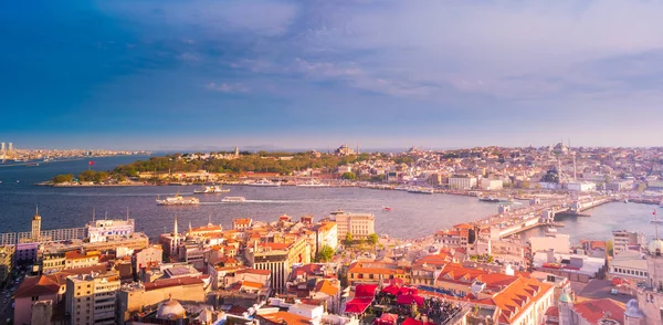 Haliç'teki Galata Köprüsü, Galata Kulesi'nden görüleceği gibi. Alacakaranlıkta, Türkiye, İstanbul.