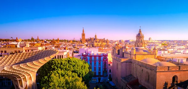 Vanaf de top van de Space Metropol parasol Setas de Sevilla heeft men het beste uitzicht op de stad Sevilla, Spanje. — Stockfoto