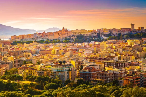 Coucher de soleil sur Cagliari, panorama sur la vieille ville, Sardaigne, Italie — Photo