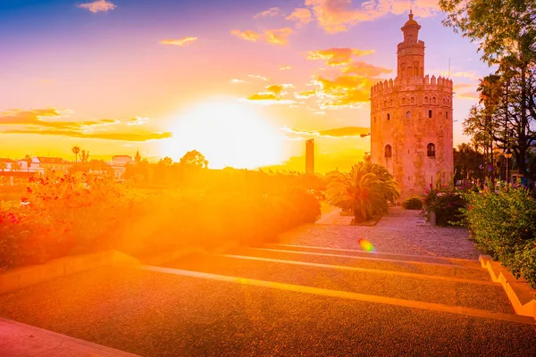 Torre del Oro, som betyder gyllene tornet, i Sevilla, Spanien är en Albarrana Tower — Stockfoto
