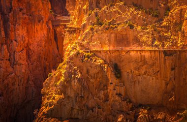 Caminito del Rey, İspanya Royal Trail dağ yolu boğaz Chorro, Endülüs, İspanya, Avrupa dik kayalıklar boyunca