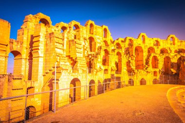 Suçlu El Djem veya El-Jem, Tunus Mahdia Valiliği ın Roman amphitheater.