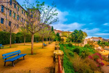 Beziers şehir mimarisinin gökyüzü manzarası, Güney Fransa