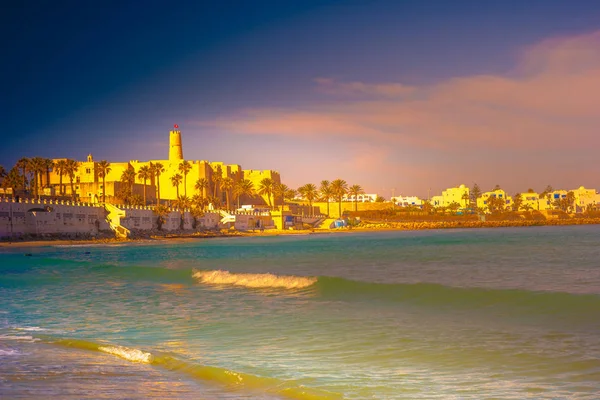 Bir Antik şehir ve Akdeniz üzerinde popüler turizm Tunus Monastir olduğunu.