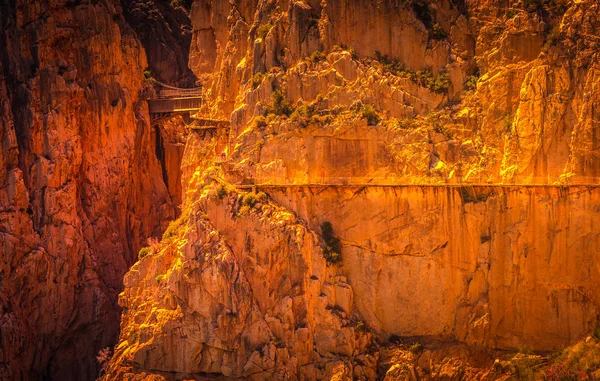 Caminito del Rey, Hiszpania Królewska ścieżka górska szlak wzdłuż stromych klifów w wąwozie Chorro, Andaluzja, Hiszpania, Europa — Zdjęcie stockowe