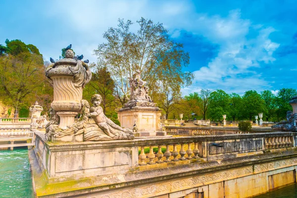 Belle fontaine dans le Jardin de la fontaine à Nîmes France — Photo