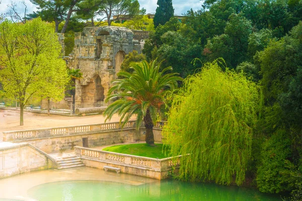 Hermosa fuente en el Jardín de la fontaine en Nimes Francia —  Fotos de Stock