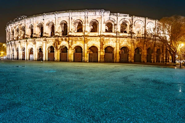 Panorama del anfiteatro romano iluminado en la ciudad francesa de Nimes — Foto de Stock