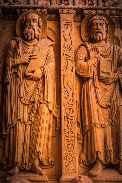 Подробности о западном портале Saint Trophime Cathedral in Arles, France . — стоковое фото