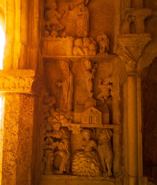 Романская столица в монастыре Церковь Святого Трофима в Арле . — стоковое фото