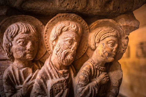 Romaanse hoofdstad in Cloisters kerk van Saint Trophime Cathedral in Arles. — Stockfoto